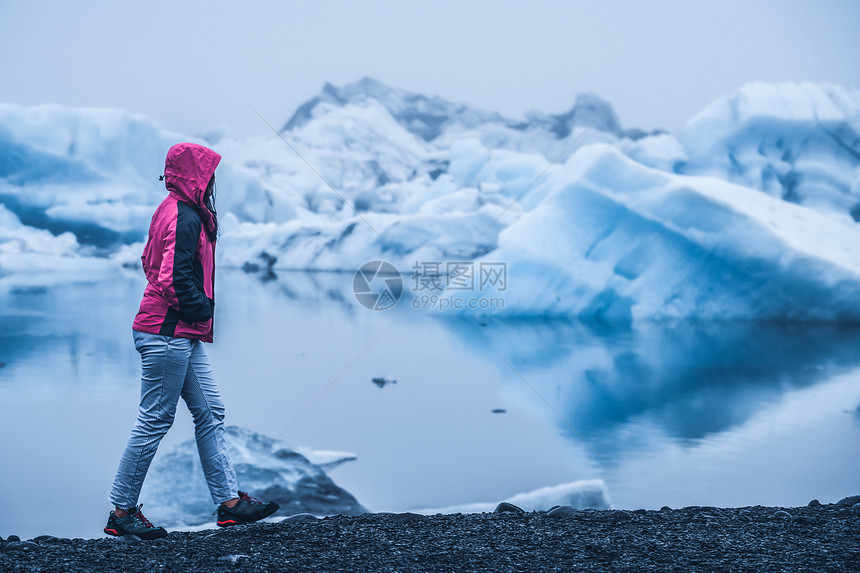 女探险家在著名的北冰洋公园探险图片