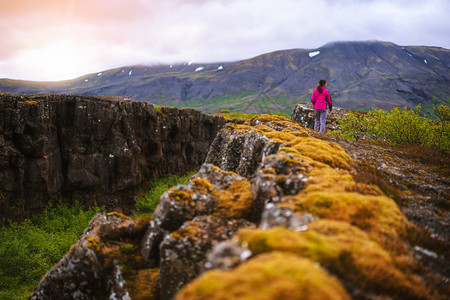 女旅行者在冰岛旅行图片