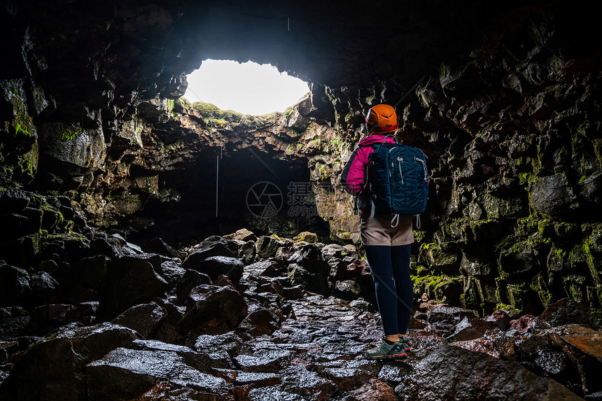 冰原的熔岩隧道的旅行者探索者图片
