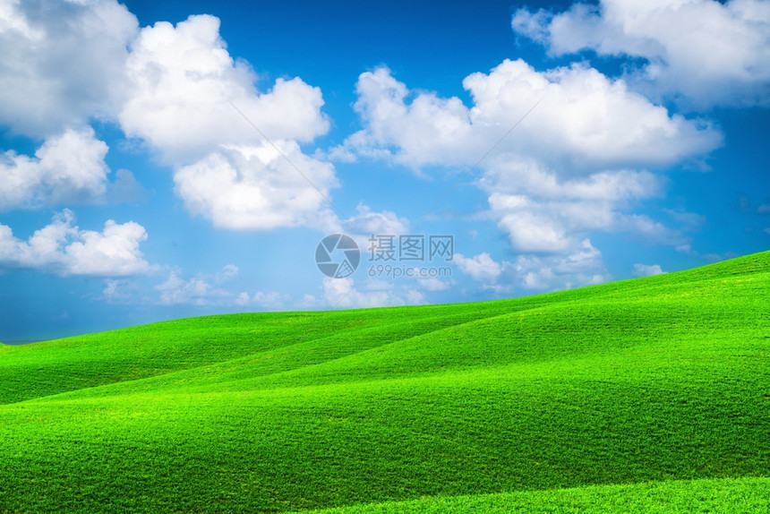 夏季蓝天白云绿草山景观图片