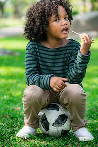 快乐的非洲儿童在公园里吃零食棒儿童营养概念图片