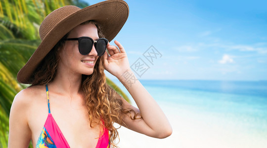 夏天穿比基尼的女人在度假胜地热带沙滩度假图片