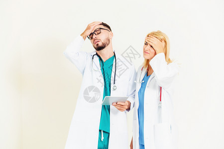 心烦意乱的外科医生和白人背景的gp医生疗失败和渎职概念图片