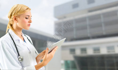 在医院使用平板电脑的年轻医生图片