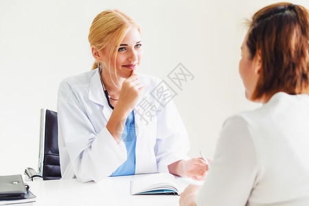 在医院办公室进行检查的女病人和医生交谈博士高清图片素材