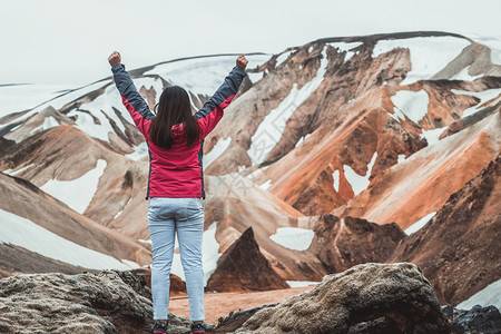 游客在参观欧洲挪威美丽的多彩雪山高原图片