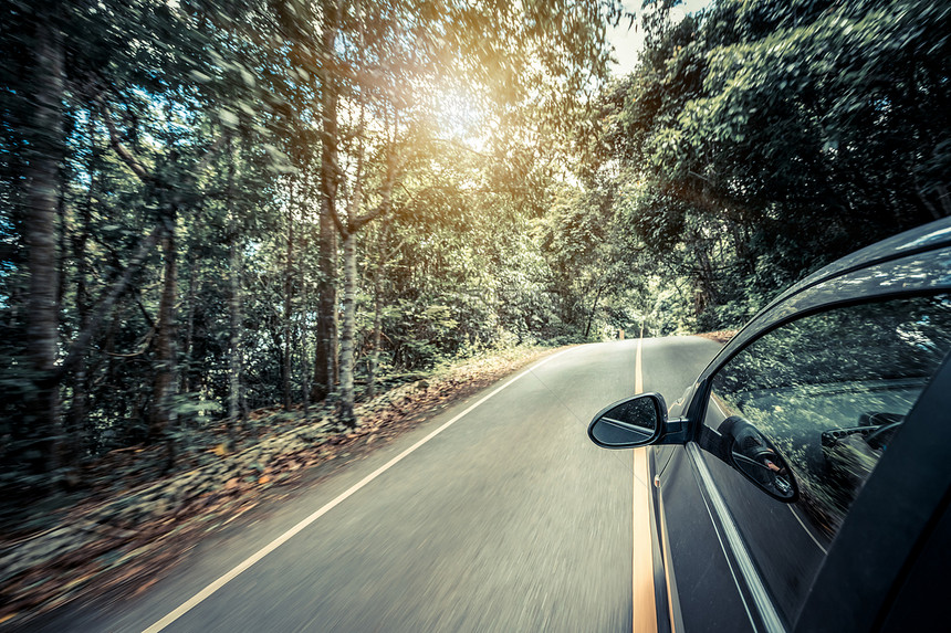 夏季在森林高速公路的上驾驶黑色汽车旅行和探索图片
