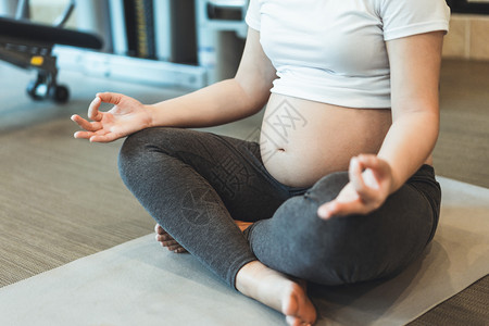 孕妇在练习瑜伽打坐图片
