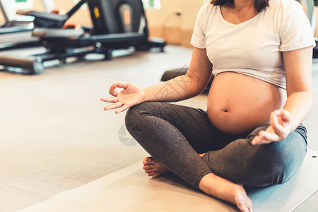 孕妇在练习瑜伽打坐图片