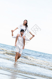 快乐的情侣在夏天去热带沙滩渡蜜月旅行带海滩度蜜月图片