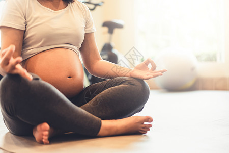 孕妇做运动元素孕妇在健身房做瑜伽和冥想背景