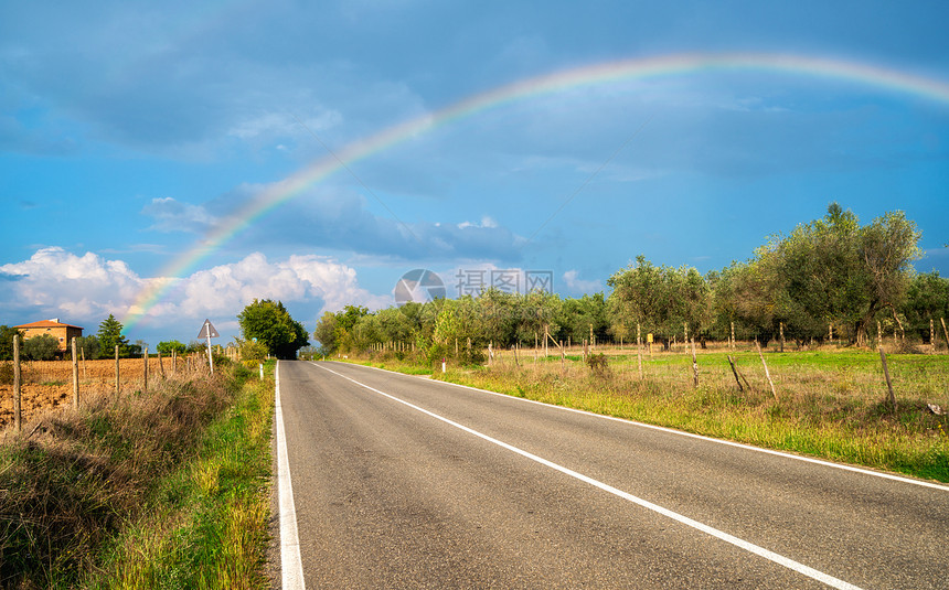 横跨公路和农业地貌的彩虹图片