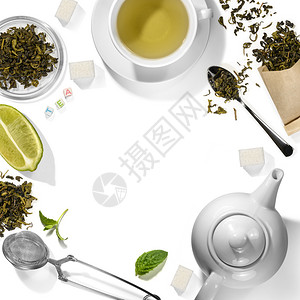 白色背景的绿茶叶和附件顶视图白色背景的绿茶叶和附件顶视图图片