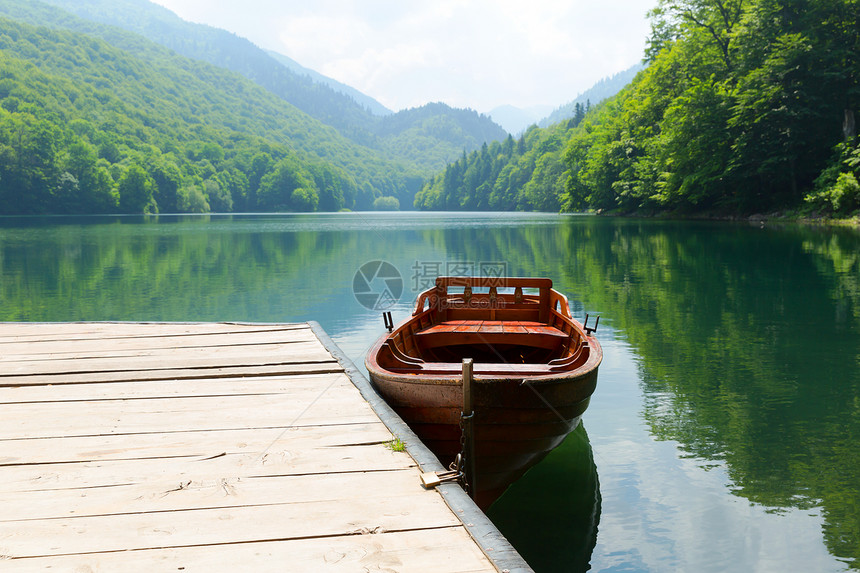 美丽湖边上停泊的木制船图片