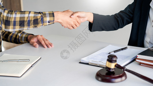 律师为人们提供法律咨询服务协议高清图片素材