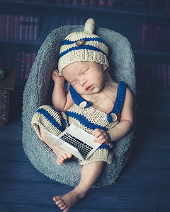 可爱的新生儿睡在舒适的房间里特写镜头高清图片素材