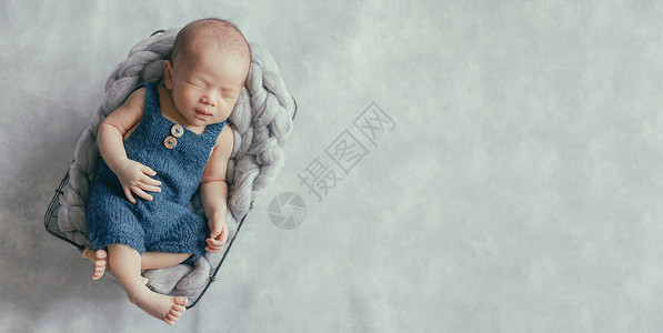 可爱的新生儿睡在舒适的房间里甜的高清图片素材