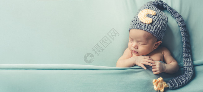 可爱的新生儿睡在舒适的房间里白色高清图片素材