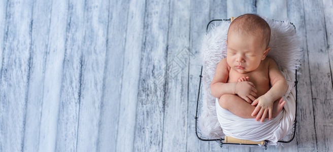 可爱的新生儿睡在舒适的房间里睡觉高清图片素材