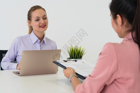 两名青年商业妇女在办公室讨论求职招聘与商业协议雇员高清图片素材