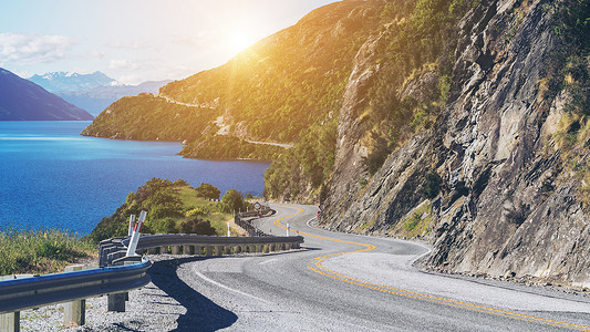 日出时新西兰南部岛屿的公路风景运输高清图片素材