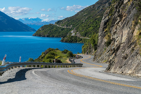 夏季沿山崖和湖边公路的风景图片