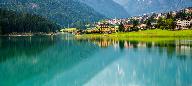 美丽的湖边山村风景图片