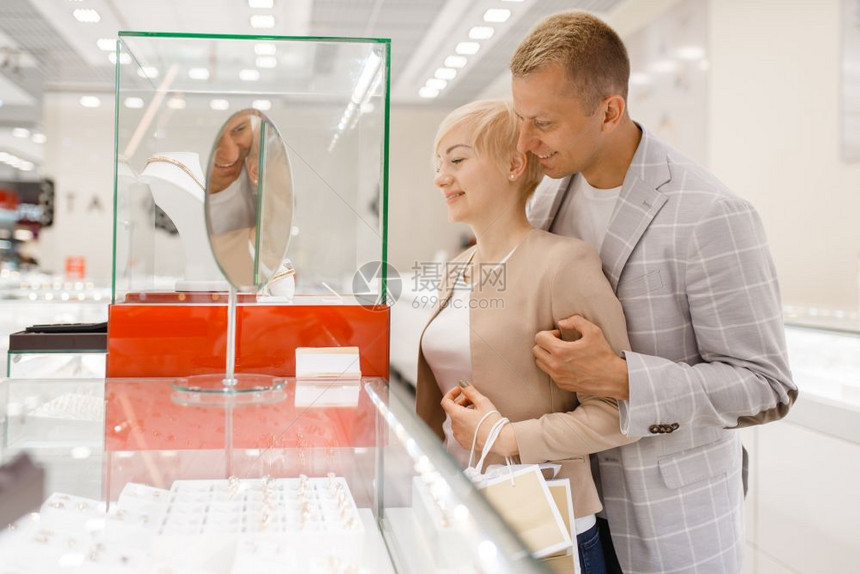 在珠宝店选择结婚戒指男人和女人图片