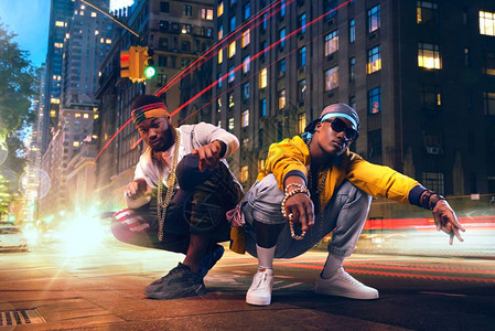 两个黑人说唱者在城市街头跳舞背景图片