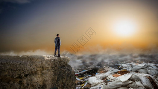 商人看垃圾堆背视环境商业和生态污染问题图片