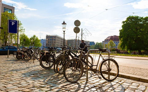 夏季欧洲著名的旅游景点街道和自行车图片