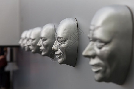 人类不同的情感墙上雕塑面罩情感概念面模型不同的人类情感雕塑面罩图片