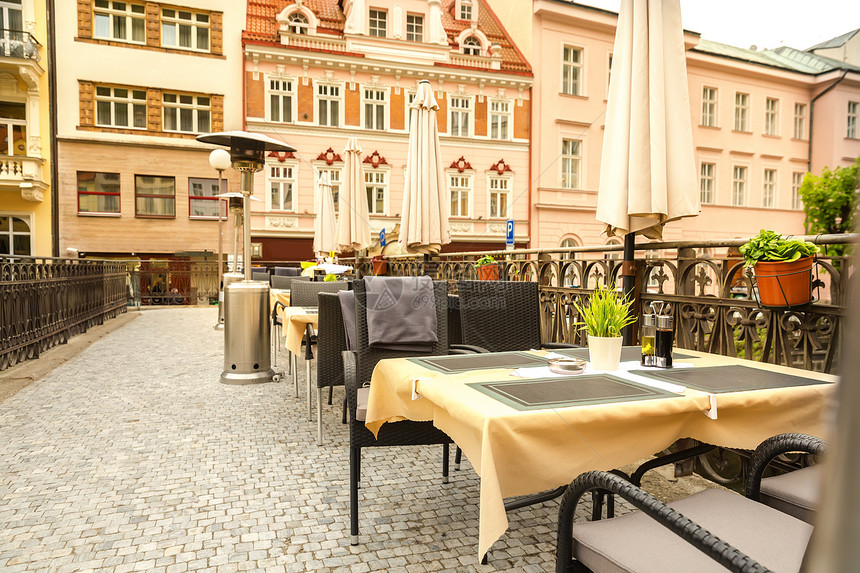 欧洲老城卡洛维著名的旅游地点有大便家具的户外咖啡厅图片