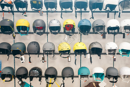 运动店展示滑雪保护设备头盔图片