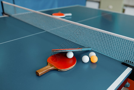 两个乒乓球拍放在乒乓球桌上图片