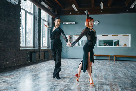 在课堂上参加舞会蹈训练的男女伴侣在工作室参加专业对舞的男女伴侣背景图片
