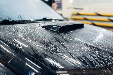 汽车室内图正在清洗带有泡沫的车前盖细节图背景