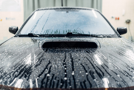 汽车室内图清洗带有泡沫的车前盖细节图背景
