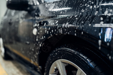 汽车室内图清洗带有泡沫的汽车侧视细节图背景