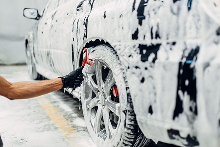 汽车室内图刷洗充满泡沫的车轮细节图背景