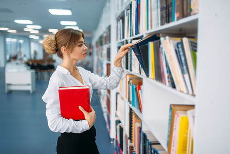 女学生在图书馆架上选书图片