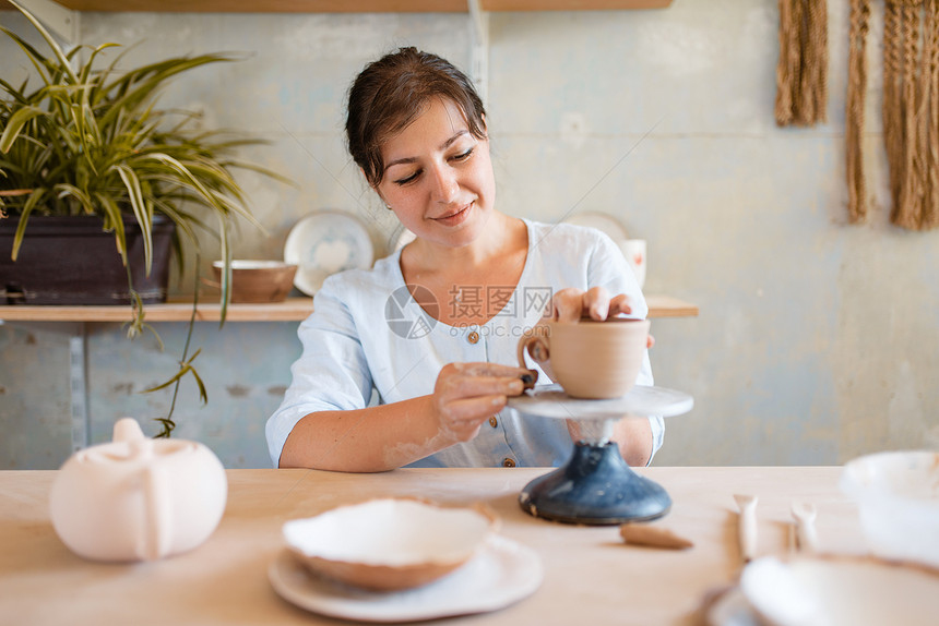 女陶工皮壶陶艺作坊塑造碗的女人手工陶瓷艺术粘土餐具图片