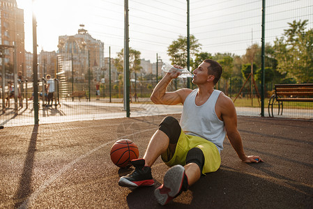 在户外喝水的篮球运动员图片