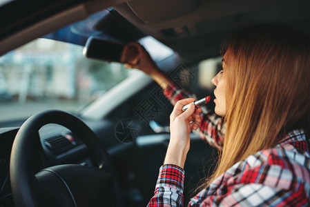 女司机在汽车上涂唇膏女人高清图片素材