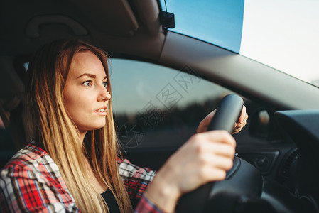 年轻的女司机正在驾驶汽车生活方式高清图片素材