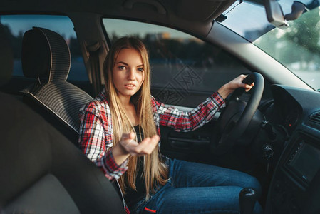年轻的女司机正在驾驶汽车美女高清图片素材