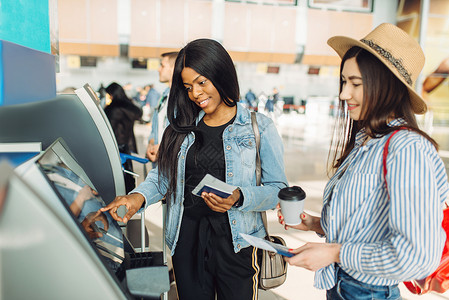 2名女旅行者在机场的Atm取现金图片
