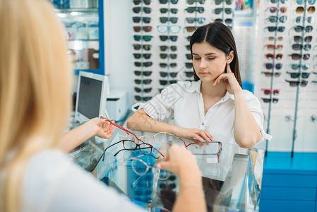 消费者在商店选择眼镜框图片