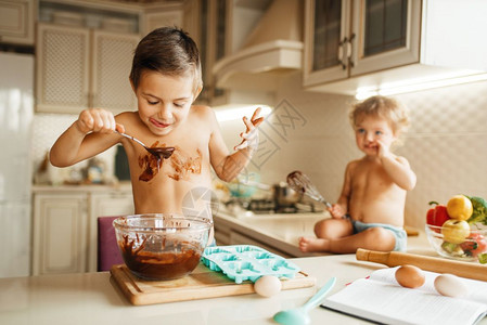 孩子们在厨房做饭快乐的孩子在餐桌上准备甜点图片