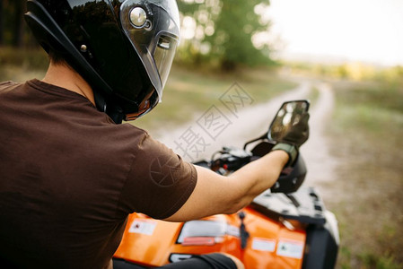 山地摩托车在山路上整装待发越野高清图片素材
